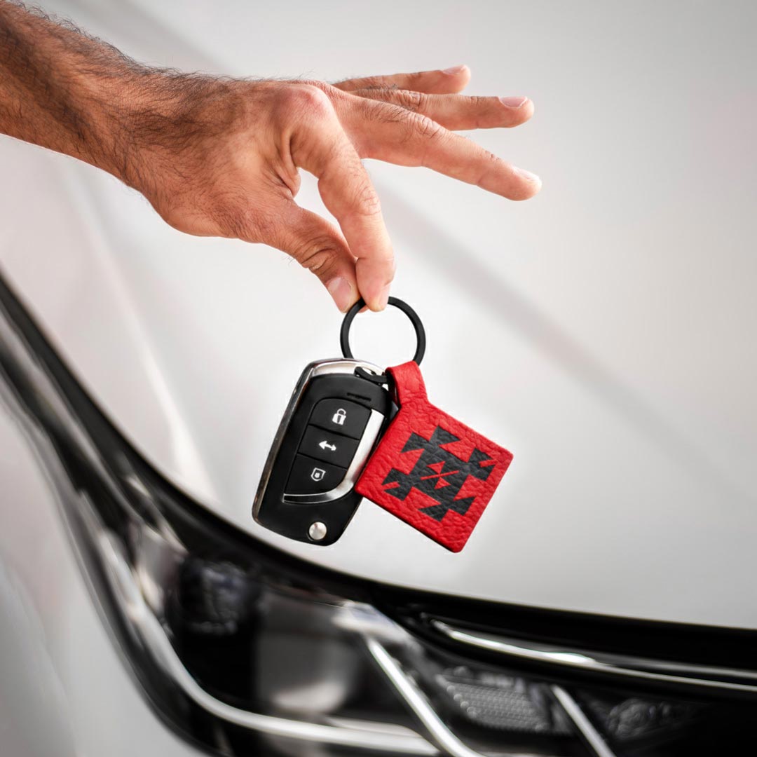 motif of old traditional Albanian carpets, handmade, leather keychain made in Albania symbol.al | 
frymëzuar nga qilimat shqiptarë, varëse çelësash gdhendur në lëkurë kuq e zi, prodhuar në Shqipëri - symbol.al